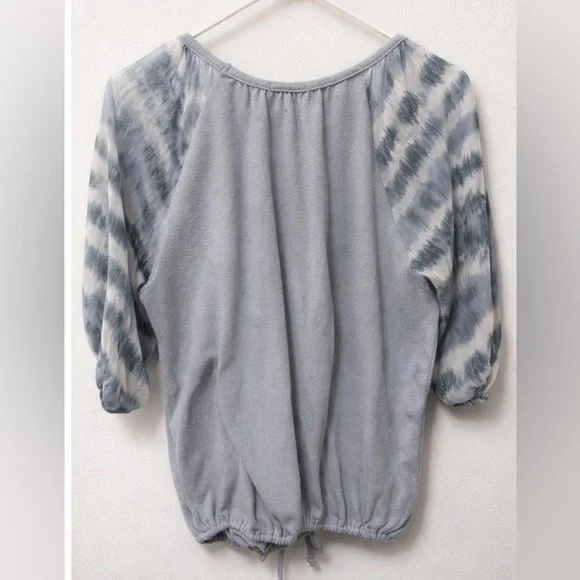 Stylish & Comfy Blouse Size Medium - Picture 2 of 2